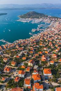 Fotografia z galérie ubytovania Holiday Home in Betina with Seaview, Terrace, Air condition, WIFI (4671-1) v Betine