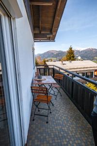 Un balcón con sillas y mesas en un edificio. en Almhaus Frierss, en Verditz