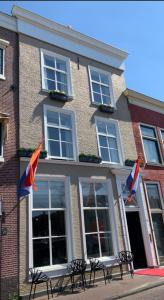 un edificio con dos banderas delante en The Harbour Leiden en Leiden