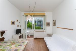 - une chambre avec un lit, un bureau et une fenêtre dans l'établissement M166 - trilocale con aria condizionata a 50 mt dal mare, à Marcelli