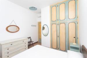 - une chambre avec un lit et un miroir dans l'établissement M166 - trilocale con aria condizionata a 50 mt dal mare, à Marcelli