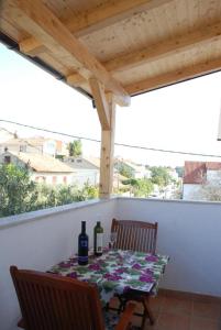 einen Tisch mit zwei Flaschen Wein auf dem Balkon in der Unterkunft Studio Apartment in Hvar Town with Terrace, Air Conditioning, Wi-Fi, Dishwasher (4858-4) in Hvar
