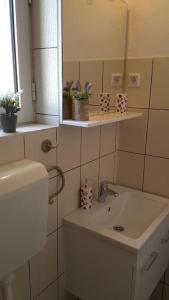 ein Bad mit einem Waschbecken und einem Spiegel in der Unterkunft Studio Apartment in Hvar Town with Terrace, Air Conditioning, Wi-Fi, Dishwasher (4858-4) in Hvar