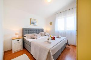 - une chambre avec un lit et 2 serviettes dans l'établissement Apartment Bušac, à Žaborić