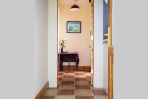 un pasillo con una mesa y una mesa púrpura en Apartment on the Wild Atlantic Way, en Tralee