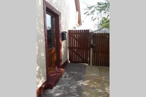 - une entrée pour une maison avec une porte en bois dans l'établissement Apartment on the Wild Atlantic Way, à Tralee