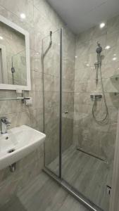 La salle de bains est pourvue d'une douche et d'un lavabo. dans l'établissement Аркадия Скай, à Odessa