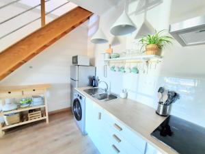 A kitchen or kitchenette at Apartamentos Mar I Odeceixe