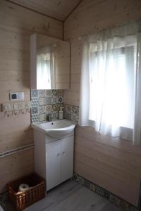 A bathroom at Domki Bobolin