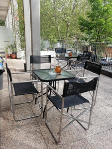 un tavolo e sedie seduti su un patio di Hotel Residence Ponente a Cesenatico
