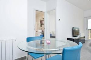 Posezení v ubytování COSY WELL SITUED APARTMENT WITH SEA VIEW