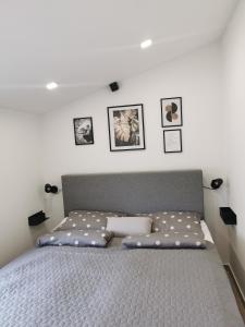 łóżko w sypialni z obrazami na ścianie w obiekcie Five bedroom house near sandy beach Villa Major w Medulinie +33 zdjęcia