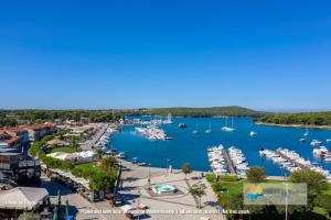 widok z lotu ptaka na marinę z łodziami na wodzie w obiekcie Five bedroom house near sandy beach Villa Major w Medulinie