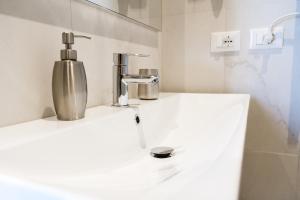 La salle de bains est pourvue d'un lavabo et d'un robinet. dans l'établissement Le Bifore, à Gaète