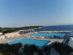 Basen w obiekcie Five bedroom house near sandy beach Villa Major lub w pobliżu