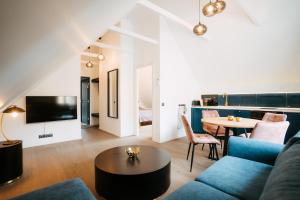 uma sala de estar com um sofá e uma mesa em Wiedemanni 13/1 apartments em Haapsalu