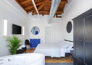 Posteľ alebo postele v izbe v ubytovaní The Silver Lava - a luxury boutique apartment