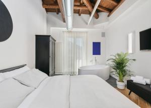 Posteľ alebo postele v izbe v ubytovaní The Silver Lava - a luxury boutique apartment