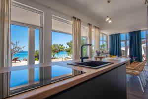 Dapur atau dapur kecil di Beachfront Paladina holiday home