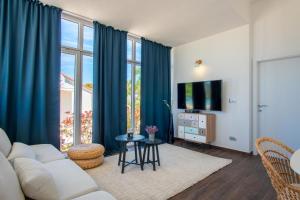 TV a/nebo společenská místnost v ubytování Beachfront Paladina holiday home