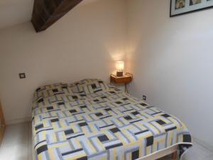 1 dormitorio con 1 cama con lámpara en una mesa en Maison T3 climatisée à barcares village en Le Barcarès