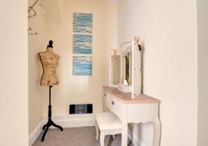 uma sala de vestir com uma cómoda e um espelho em Silverwood Apartment, Whitby em Whitby