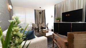 TV a/nebo společenská místnost v ubytování Vert Hotel Eilat by AFI Hotels