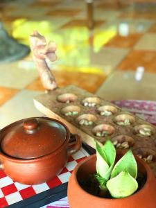 a table with a pot and a bowl of mushrooms at Pondok Bamboo Sendangsari in Wonosobo +16 photos