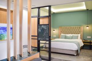 sypialnia z dużym łóżkiem i oknem w obiekcie Thalassa Apart Hotel w Aleksandropolis