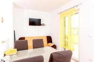 Televízia a/alebo spoločenská miestnosť v ubytovaní Apartment in Slatine with sea view, balcony, air conditioning, Wi-Fi (4784-1)