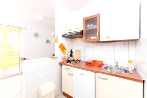Kuchyňa alebo kuchynka v ubytovaní Apartment in Slatine with sea view, balcony, air conditioning, Wi-Fi (4784-1) + 27 fotografií