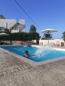 Bazén v ubytování Almyra Apartments & Suites nebo v jeho okolí
