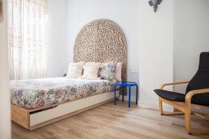 ein Schlafzimmer mit einem Bett mit einem hölzernen Kopfteil in der Unterkunft Jazmin 6 ( whole apartment ) in Alicante