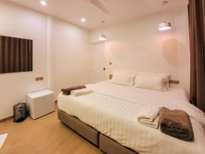 Letto o letti in una camera di KingsWay Thoddoo Maldives