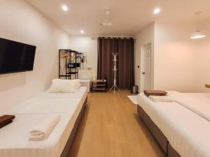 Letto o letti in una camera di KingsWay Thoddoo Maldives