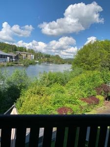 Φωτογραφία από το άλμπουμ του SEA Office - Modernes Ferienhaus mit tollem Seeblick σε Kirchheim