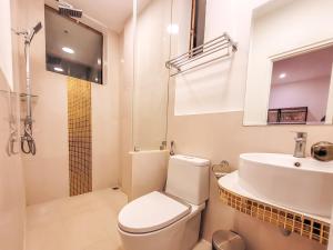 un bagno bianco con un water e un lavandino di KingsWay Thoddoo Maldives a Thoddoo