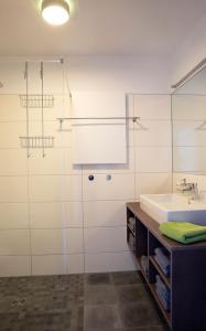 a bathroom with a sink and a mirror at ZeitRaum in Burgbernheim