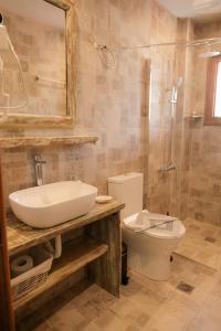 A bathroom at Akrotiri B&B