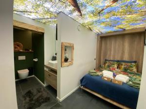 a bedroom with a bed with a ceiling covered in stars at B&B Le Jardin de Sophie in Geraardsbergen
