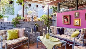 eine Terrasse mit Sofas und einem Tisch in einem Zimmer in der Unterkunft Tamarisk Bed & Breakfast in Durban