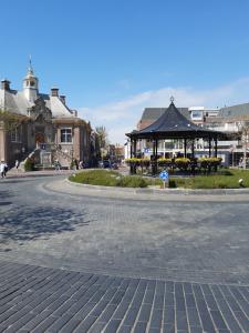 una calle con un cenador en medio de una ciudad en Sunny Residence, en Zandvoort