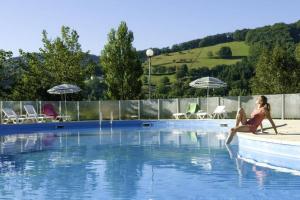 Bazén v ubytování Appart T2 Village vacance 3 étoiles St Geniez d'Olt 2 piscines chauffées 75 nebo v jeho okolí + 30 fotografií