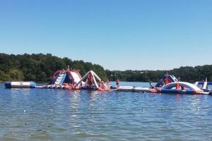 eine Gruppe Rutschen im Wasser auf einem See in der Unterkunft Appart T2 Village vacance 3 étoiles St Geniez d'Olt 2 piscines chauffées in Pierrefiche