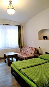 Benešov nad Ploučnicí的住宿－Apartmány Kukaččí hnízdo，一间带两张床和一张沙发的客厅