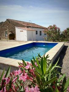 een zwembad voor een huis bij Casa Rural El Poleo in Villaviciosa de Córdoba