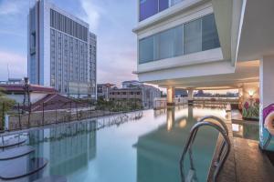 una piscina en la azotea de un edificio en Quest Hotel Darmo - Surabaya by ASTON, en Surabaya