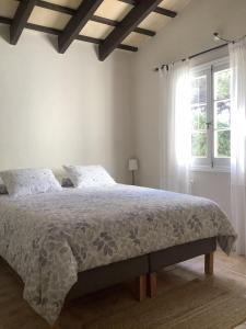 sypialnia z łóżkiem z białą kołdrą i oknem w obiekcie FONOLL MARÍ w mieście Cala en Forcat