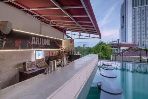 Πισίνα στο ή κοντά στο Quest Hotel Darmo - Surabaya by ASTON