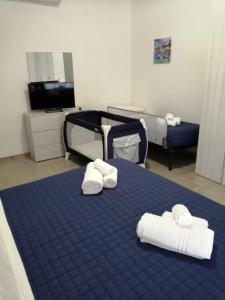 ein Zimmer mit einem blauen Bett mit Handtüchern darauf in der Unterkunft Da Nonno Giacomo in Marsala